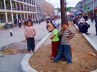 Дети на улице Лхасы-город Лхаса