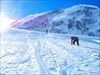 на фото: Бредем по леднику