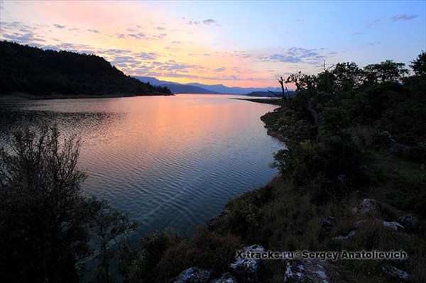 Закат на озере Karacaoren.