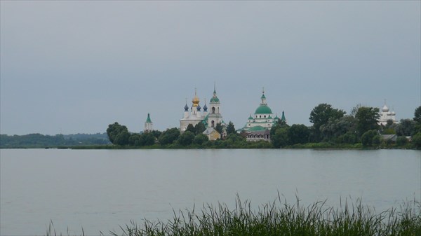 Вид на монастырь с берега озера