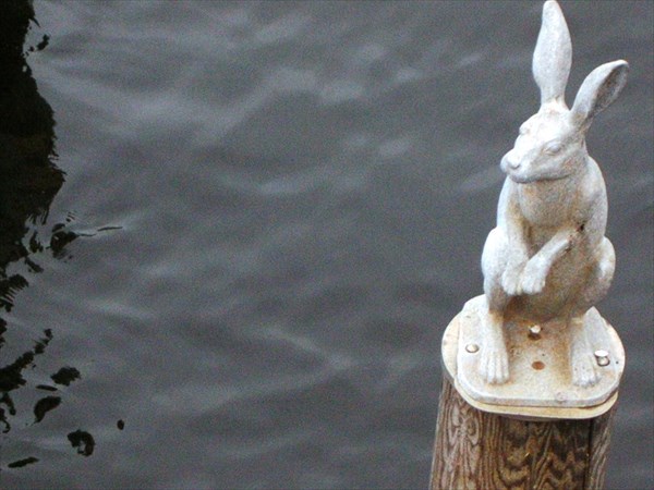 Фигурка зайца у Иоанновского моста, 2003