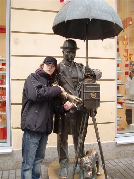 Памятник петербургскому фотографу, 2001