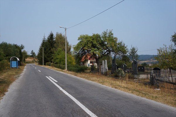 Маленькое деревенское кладбище у дороги