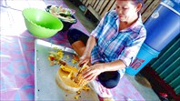 Женщина учит разделывать ананас
