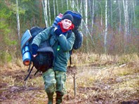 Саша Домрачев. Переносит вещи через большую лужу