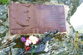 02 Памятная табличка на скальном останце перевала Дятлова