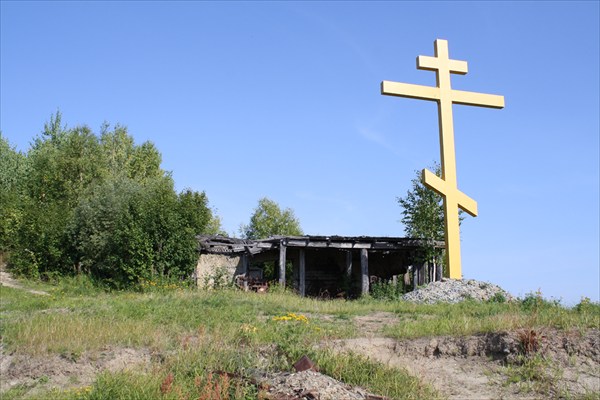 Памятный крест на берегу Таза