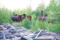 Паровозы рядом с разрушенным зданием депо