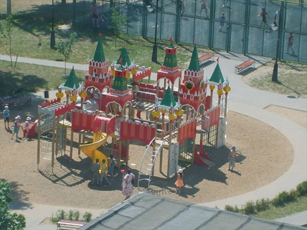 Внутри двора