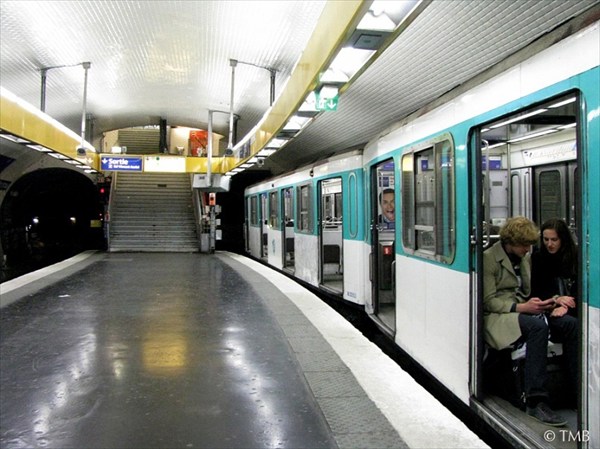 В парижском метро. Апрель, 2011