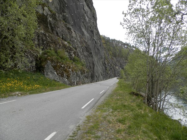 Дорога вдольозера Lovatnet