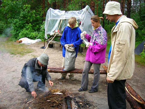 18 июля 2006г. Река Лух. Утро. Попытка разжечь костер.