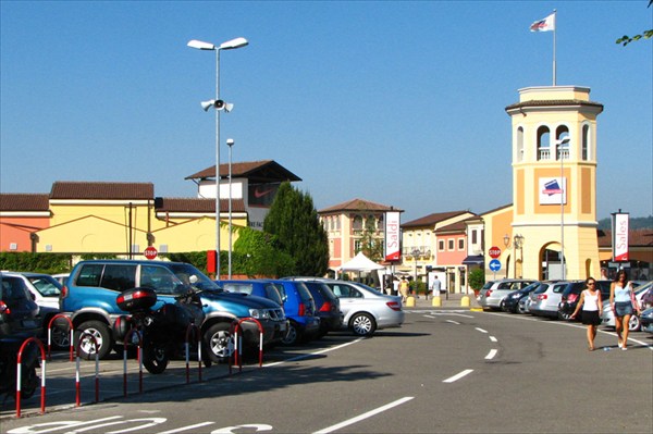 Аутлет в Serravalle Scrivia. Автостоянка