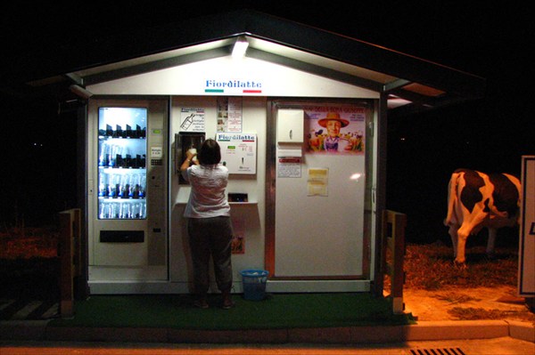 Автомат по продаже молока на одной из заправок