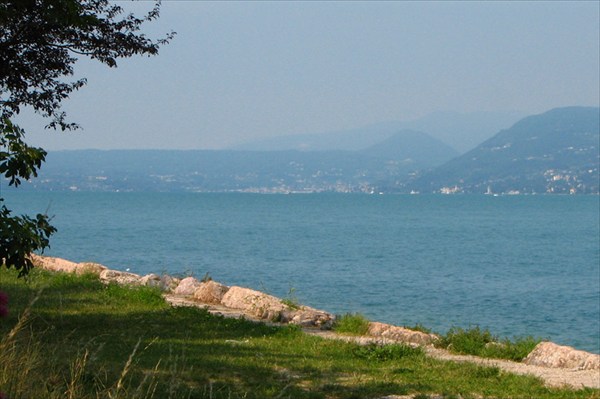 Вид на озеро Гарда с дороги