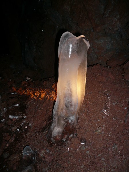 В пещере(сталоктит`берцовая кость`)