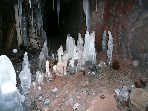 В пещере(сталоктиты)