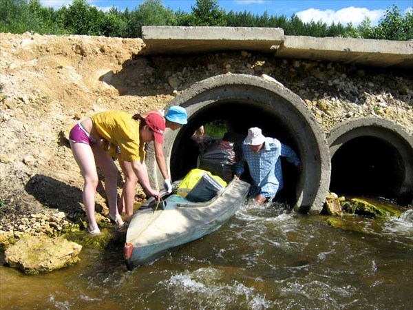 13 июля 2008. Река Сережа. Сквозь бетонные трубы.
