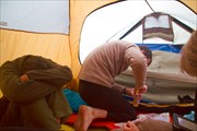 Заклеиваем "Маринку" внутри палатки. Устали.
