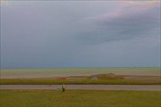 Кочка немного закрывает лагерь от морского ветра
