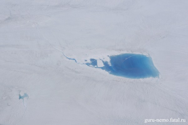 Озёро на ледяном щите Гренландии.