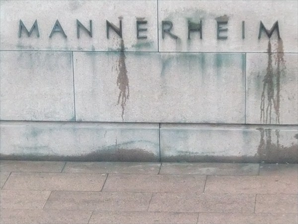 Дождь и памятник Маннергему
