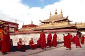 Монахи монастыря Джоканг