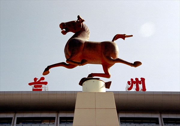 Символ Ланжоу на вокзале