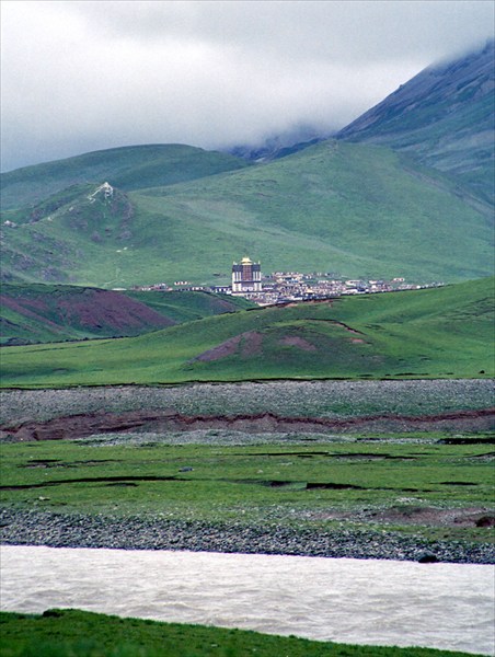 Тибетский монастырь на другом берегу