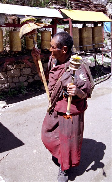 Тибетцы с вращают барабан с мантрами
