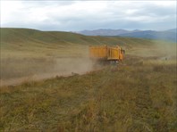 Самосвал оставил нам клубы пыли