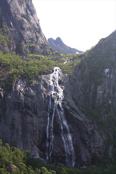 Водопад перед въездом в Sloverfjordtunnelen