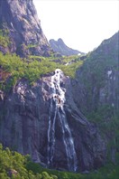 Водопад перед въездом в Sloverfjordtunnelen