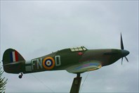 Истребитель Hawker Hurricane перед музеем