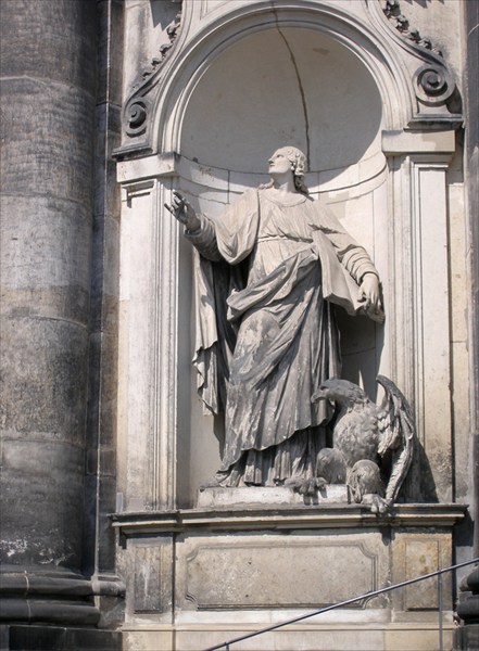 Фигура у входа в Католическую придворную церковь