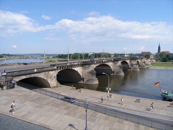 Августовский мост через Эльбу.