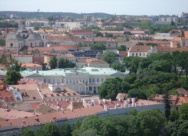 Вильнюс. Белое здание в центре - резиденция президента Литвы.