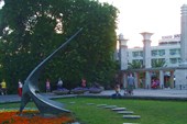 Солнечные часы у входа в Приморский парк, Варна