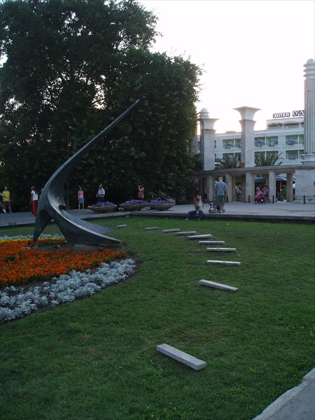 Солнечные часы у входа в Приморский парк, Варна