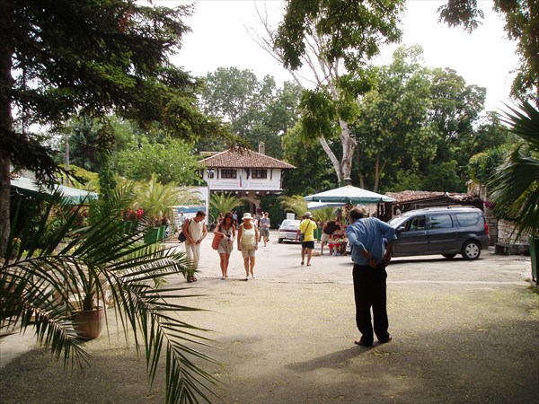 Балчик, у входа в ботанический сад