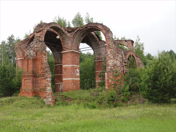 Разрушенная церковь в Лункино