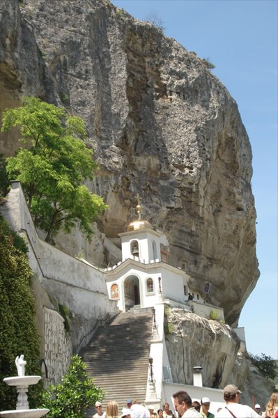 Вход в Свято-Успенский пещерный монастырь