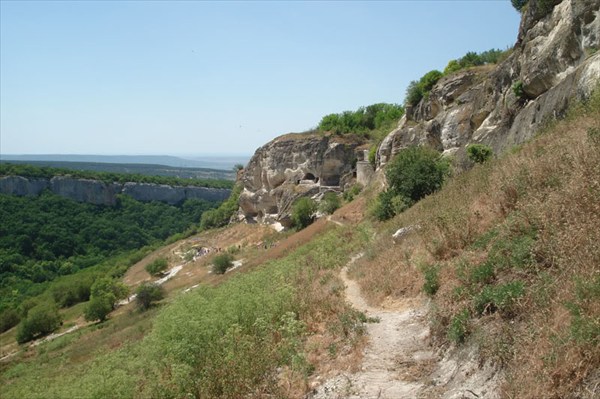 Южный обрыв пещерного города Чуфут-Кале