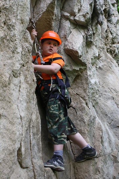 ребенок на скале