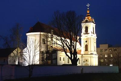 Костел в ночное время