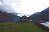 Барак у подножия гор