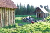 Охотничья изба и недостроенная баня