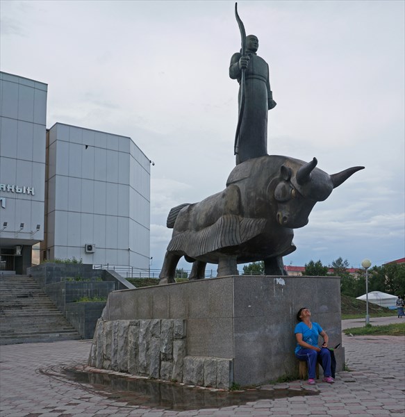 Скульптура около Национального музея