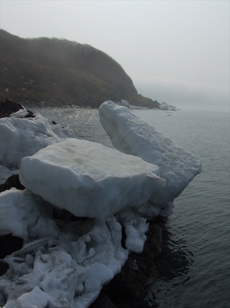 Остатки ледяных торосов на берегу