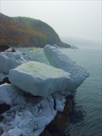 Остатки ледяных торосов на берегу